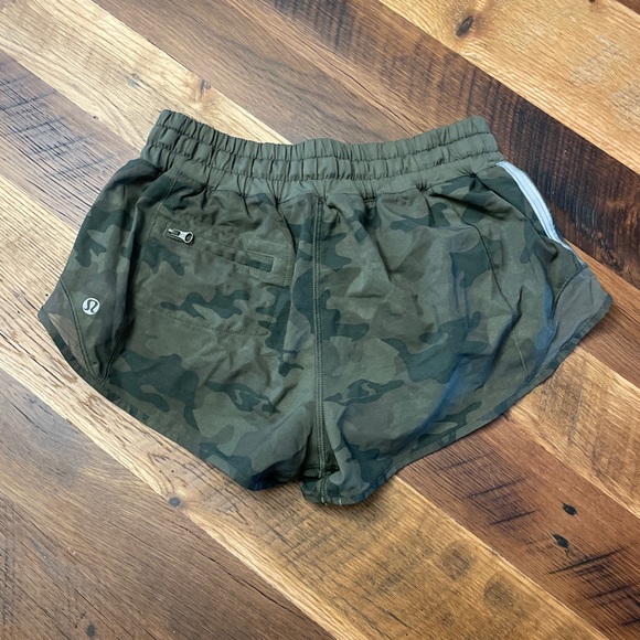 Lululemon Hotty Hot Shorts - Savasana Fatigue Camo - Picture 2 of 14